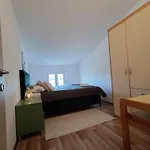 L&v Sa Dvoristem I Hidromasaznim Bazenom Apartamento