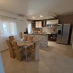 Apartamento L&v Sa Dvoristem I Hidromasaznim Bazenom