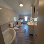 L&v Sa Dvoristem I Hidromasaznim Bazenom Apartamento *