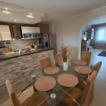 L&v Sa Dvoristem I Hidromasaznim Bazenom Apartamento *