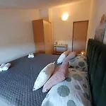 L&v Sa Dvoristem I Hidromasaznim Bazenom Apartamento