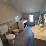 L&v Sa Dvoristem I Hidromasaznim Bazenom Apartamento