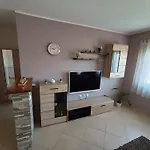 L&v Sa Dvoristem I Hidromasaznim Bazenom
