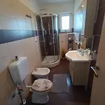 L&v Sa Dvoristem I Hidromasaznim Bazenom * Galižana