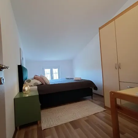 L&v Sa Dvoristem I Hidromasaznim Bazenom Апартаменты