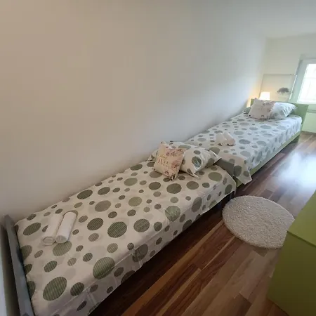 L&v Sa Dvoristem I Hidromasaznim Bazenom * Galižana