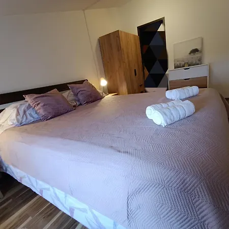 L&v Sa Dvoristem I Hidromasaznim Bazenom Apartamento