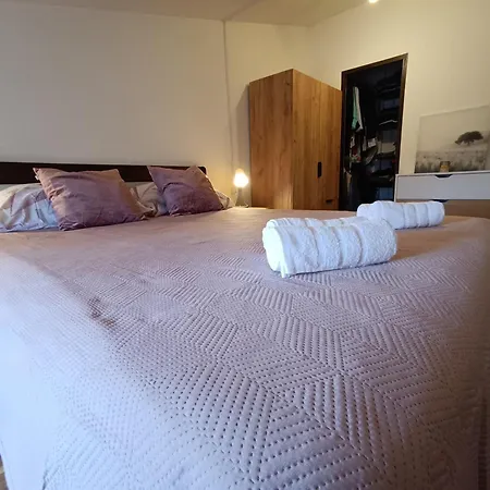 Apartamento L&v Sa Dvoristem I Hidromasaznim Bazenom