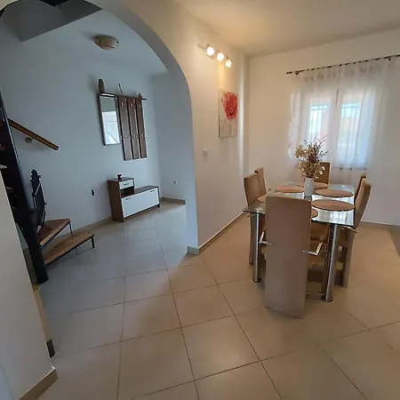 L&v Sa Dvoristem I Hidromasaznim Bazenom Galižana