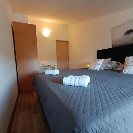 L&v Sa Dvoristem I Hidromasaznim Bazenom Apartamento