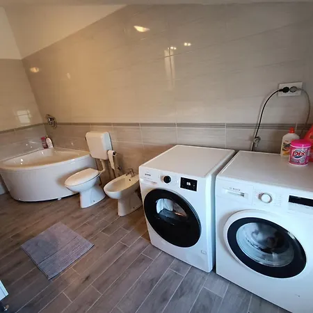 L&v Sa Dvoristem I Hidromasaznim Bazenom Apartamento Galižana