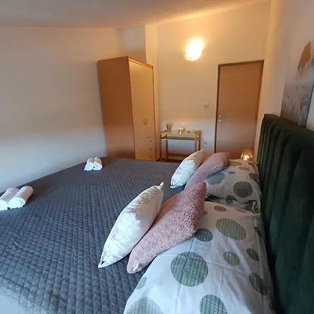 L&v Sa Dvoristem I Hidromasaznim Bazenom Apartment