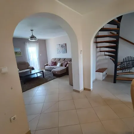 L&v Sa Dvoristem I Hidromasaznim Bazenom Apartamento *