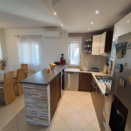 L&v Sa Dvoristem I Hidromasaznim Bazenom Apartment