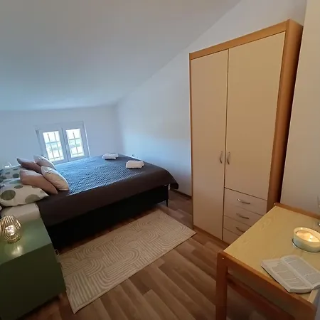 L&v Sa Dvoristem I Hidromasaznim Bazenom Galižana
