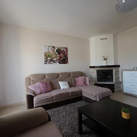Apartamento L&v Sa Dvoristem I Hidromasaznim Bazenom