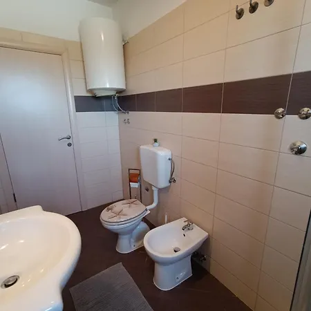 L&v Sa Dvoristem I Hidromasaznim Bazenom Apartment