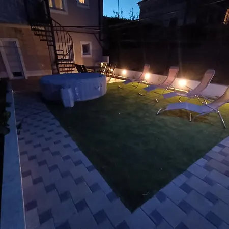 Apartment L&v Sa Dvoristem I Hidromasaznim Bazenom Galižana