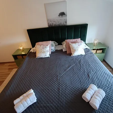 L&v Sa Dvoristem I Hidromasaznim Bazenom