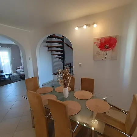 L&v Sa Dvoristem I Hidromasaznim Bazenom Apartment