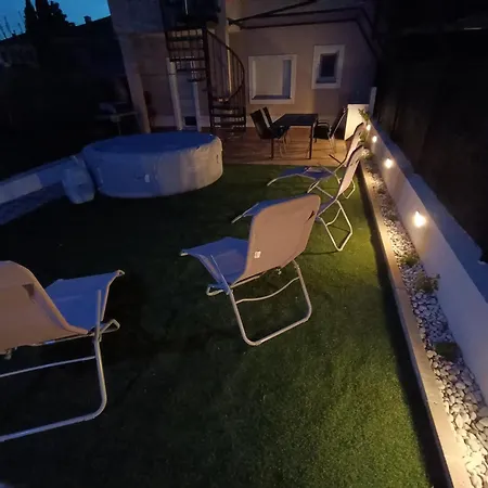 L&v Sa Dvoristem I Hidromasaznim Bazenom Apartment Galižana