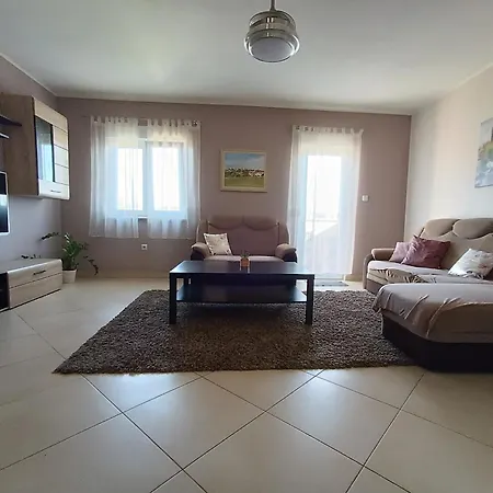 L&v Sa Dvoristem I Hidromasaznim Bazenom Apartment