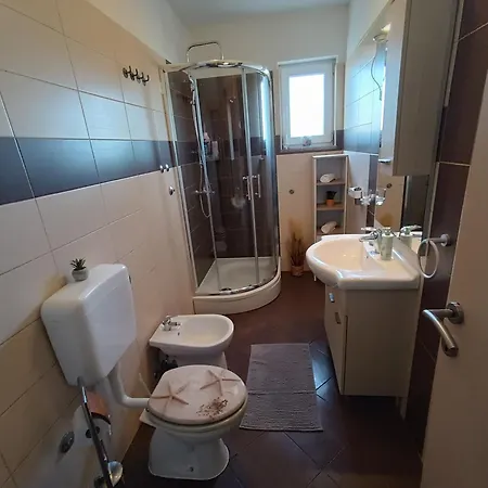L&v Sa Dvoristem I Hidromasaznim Bazenom * Galižana