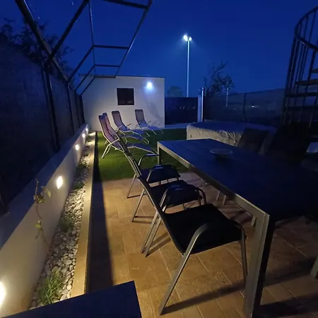 L&v Sa Dvoristem I Hidromasaznim Bazenom Apartment Galižana