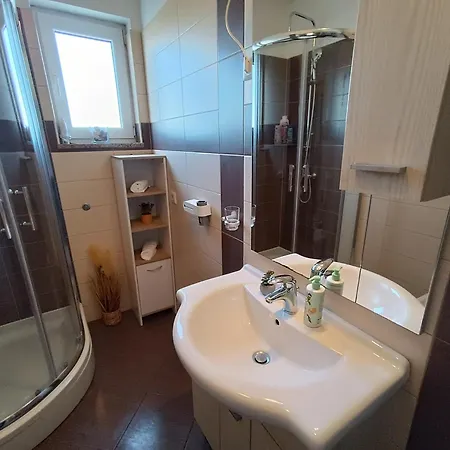 Apartment L&v Sa Dvoristem I Hidromasaznim Bazenom