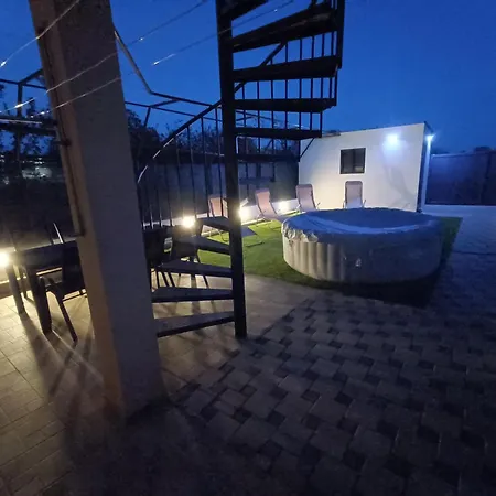 L&v Sa Dvoristem I Hidromasaznim Bazenom * Galižana