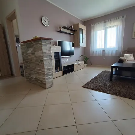 L&v Sa Dvoristem I Hidromasaznim Bazenom Apartment *
