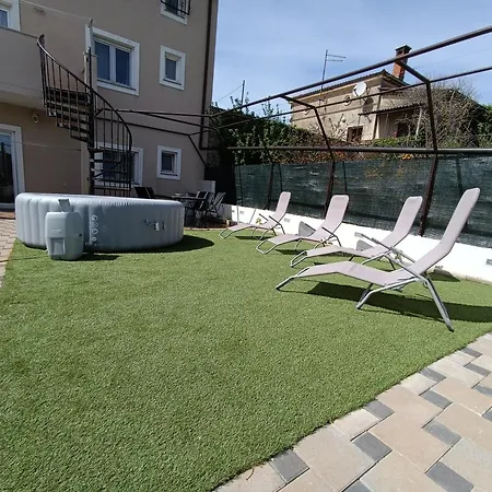 L&v Sa Dvoristem I Hidromasaznim Bazenom Apartment