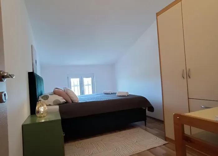 L&v Sa Dvoristem I Hidromasaznim Bazenom Apartamento