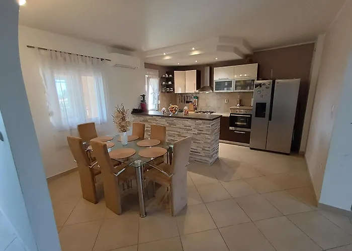 Apartamento L&v Sa Dvoristem I Hidromasaznim Bazenom