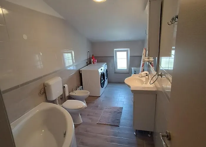 L&v Sa Dvoristem I Hidromasaznim Bazenom Apartamento *