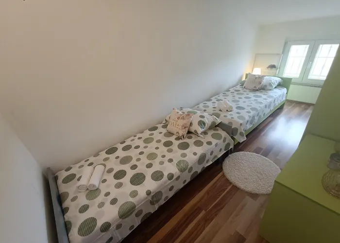 L&v Sa Dvoristem I Hidromasaznim Bazenom * Galižana