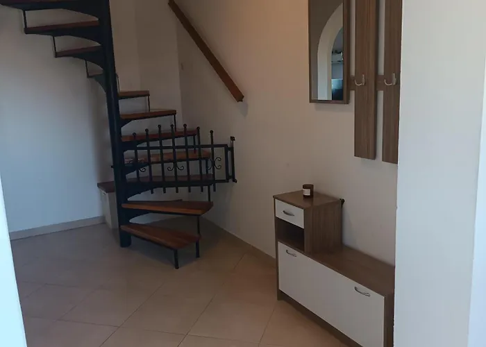 L&v Sa Dvoristem I Hidromasaznim Bazenom * Galižana