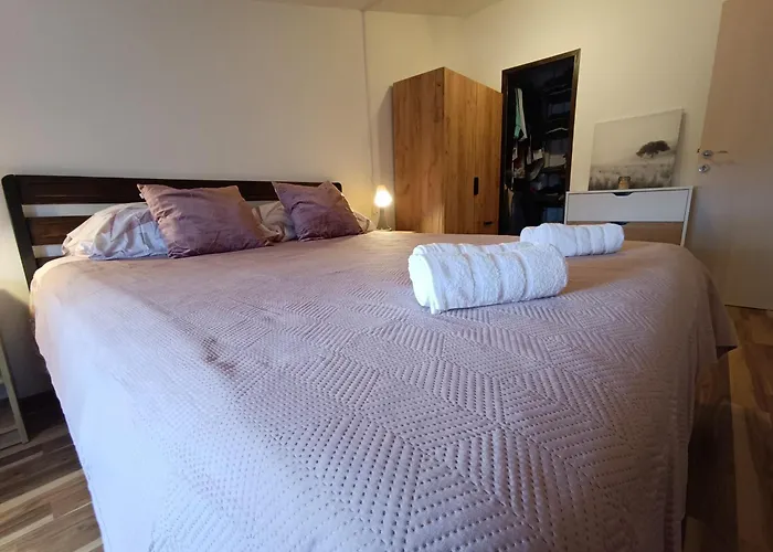 Apartamento L&v Sa Dvoristem I Hidromasaznim Bazenom