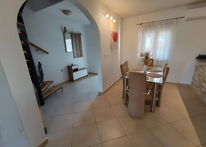 L&v Sa Dvoristem I Hidromasaznim Bazenom Galižana