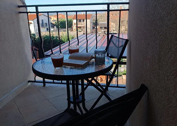 Apartamento L&v Sa Dvoristem I Hidromasaznim Bazenom