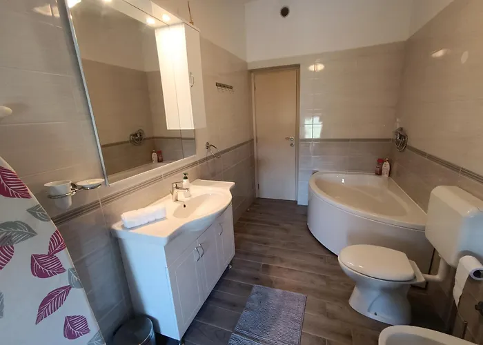 L&v Sa Dvoristem I Hidromasaznim Bazenom Galižana