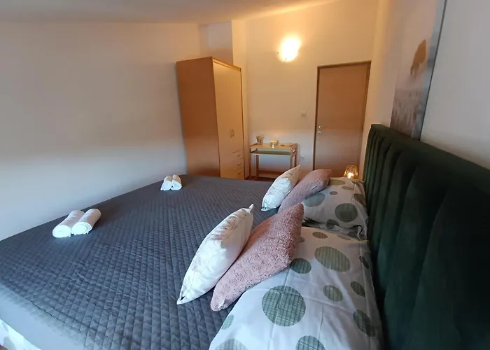 L&v Sa Dvoristem I Hidromasaznim Bazenom Apartamento