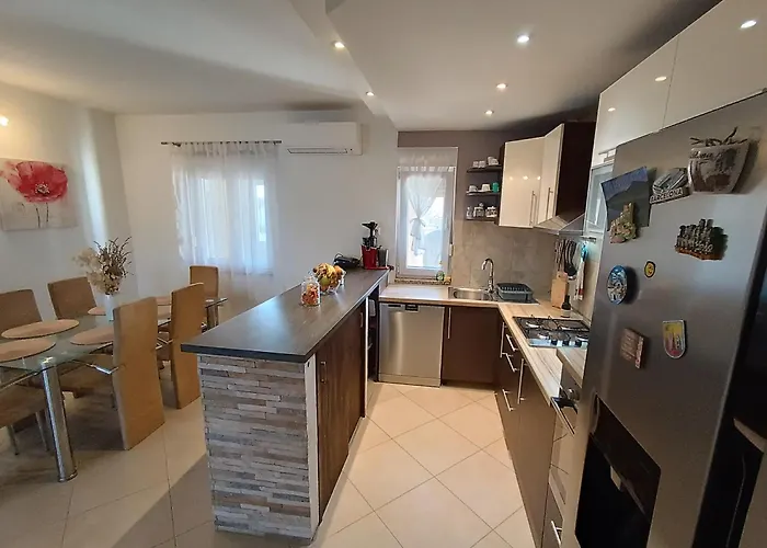 L&v Sa Dvoristem I Hidromasaznim Bazenom Apartamento