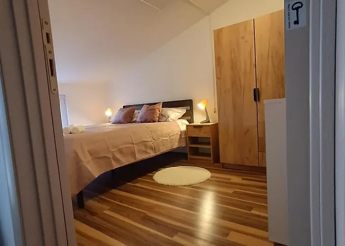 L&v Sa Dvoristem I Hidromasaznim Bazenom *