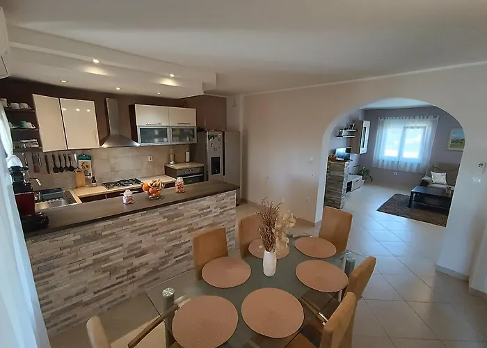 L&v Sa Dvoristem I Hidromasaznim Bazenom *