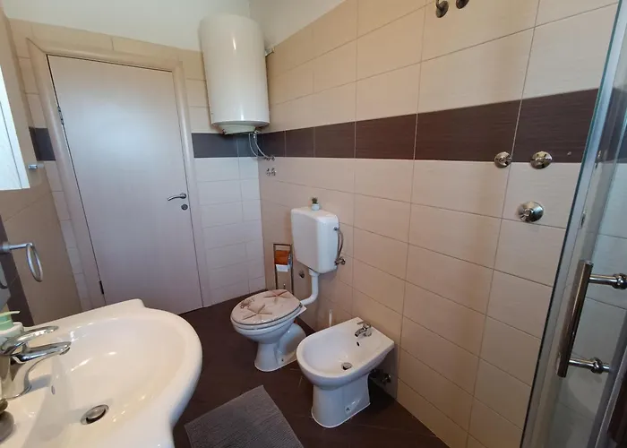 L&v Sa Dvoristem I Hidromasaznim Bazenom Apartamento