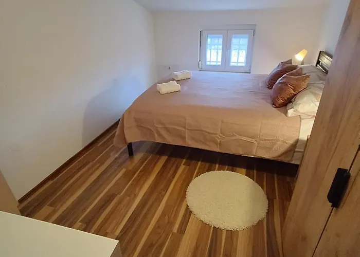 L&v Sa Dvoristem I Hidromasaznim Bazenom Galižana