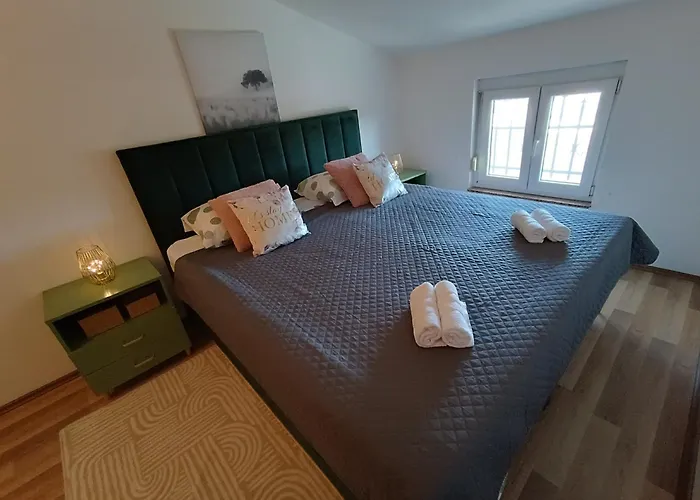 Apartamento L&v Sa Dvoristem I Hidromasaznim Bazenom *