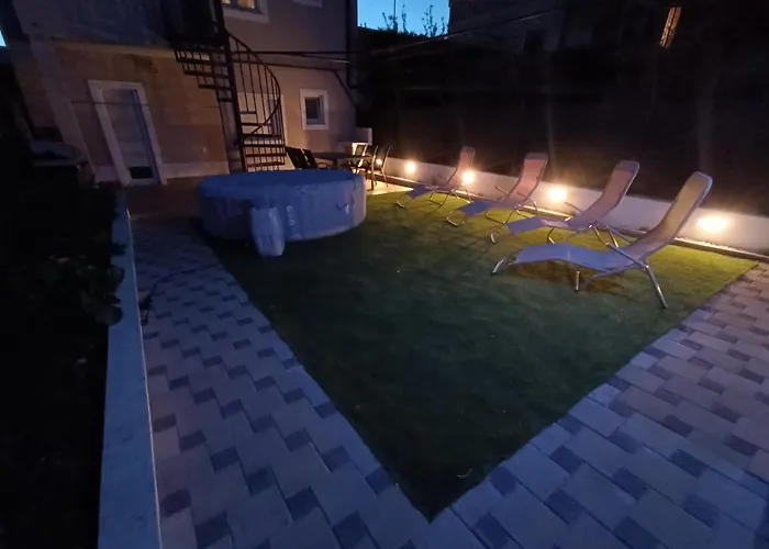 Apartamento L&v Sa Dvoristem I Hidromasaznim Bazenom Galižana