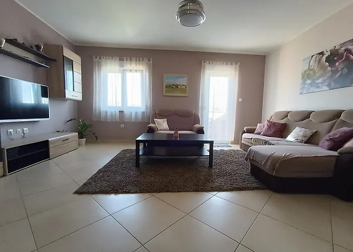 L&v Sa Dvoristem I Hidromasaznim Bazenom Apartamento